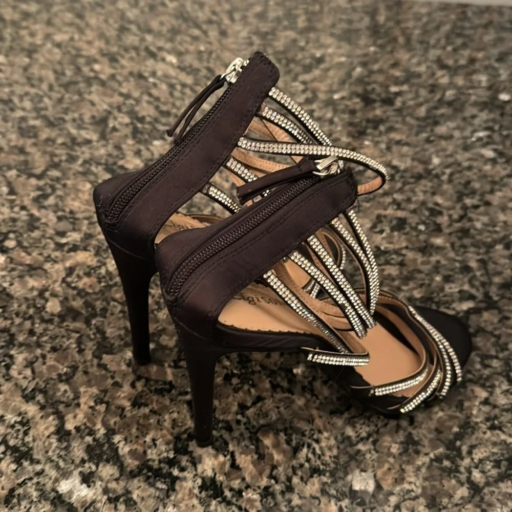 Zigi Soho Bernadette strappy heels 8.5 NWOT